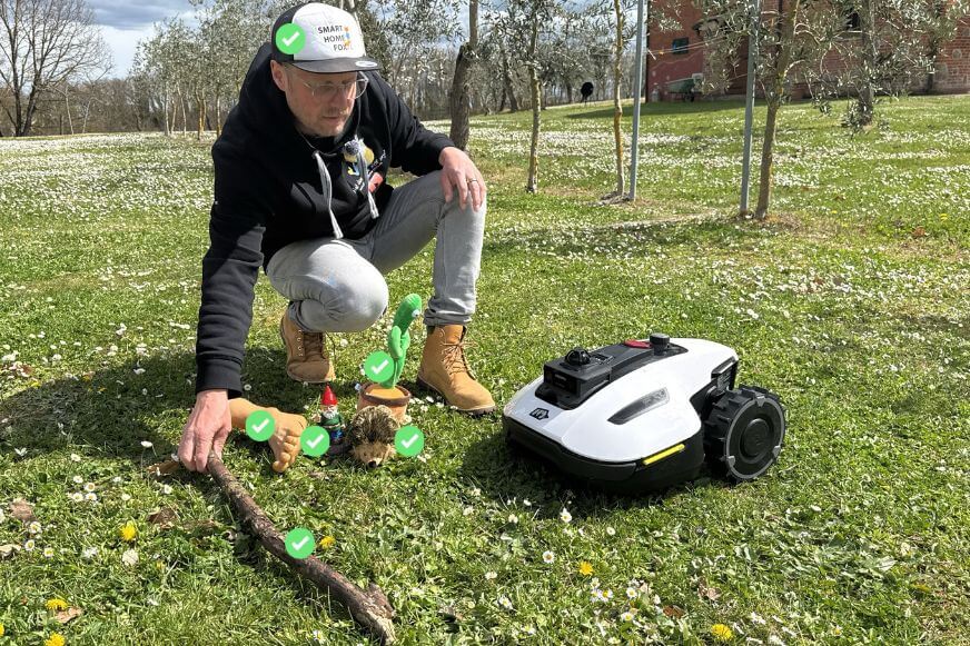 Mammotion YUKA mini 2 Mähroboter ist bei Smart-Home-Fox im Hinderniserkennungstest und man sieht welche Objekte er sicher erkannt hat